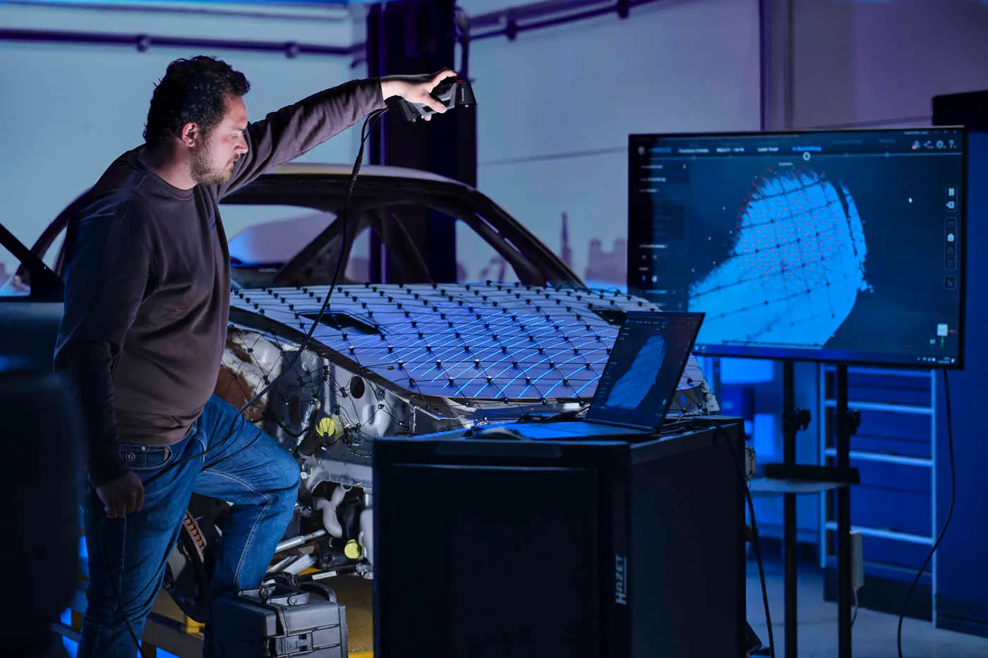 Ein Mitarbeiter der Weinkauf GmbH prüft ein Bauteil auf Unebenheiten